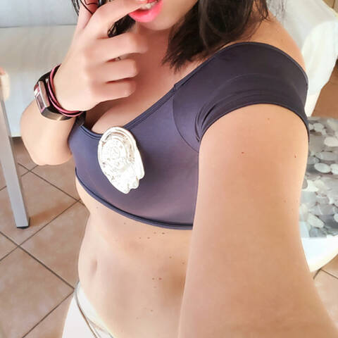 Poliziotta dito sexy